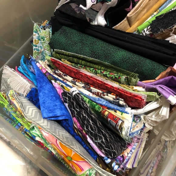 Mystery box full of quilt shop quality cotton quilting fabric bundle - Picture 1 of 7